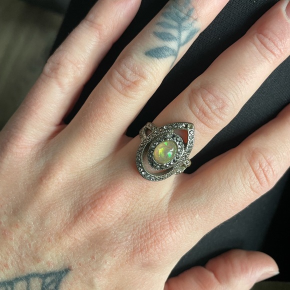 4 Miscellaneous Rings - Picture 6 of 7